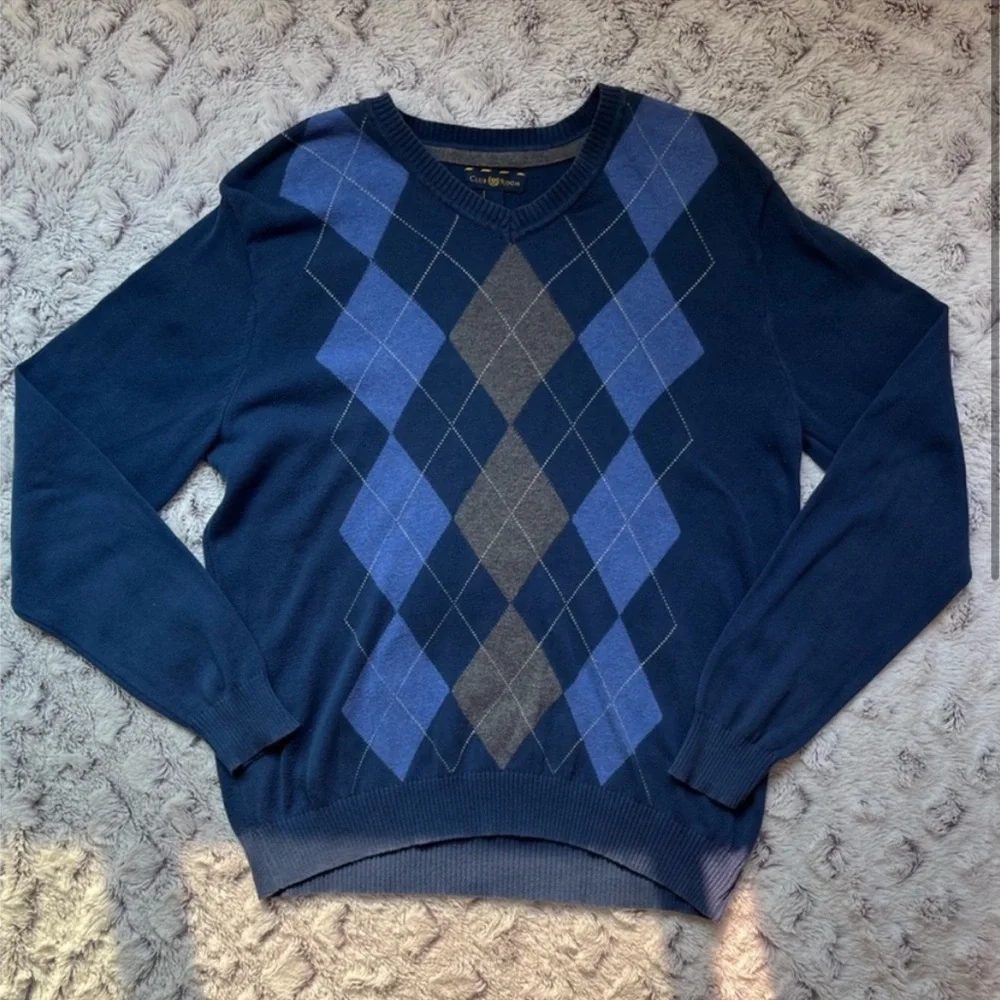 Club Room Men’s Medium Blue V-Neck Sweater With Grey Argyle Pattern - Picture 2 of 4